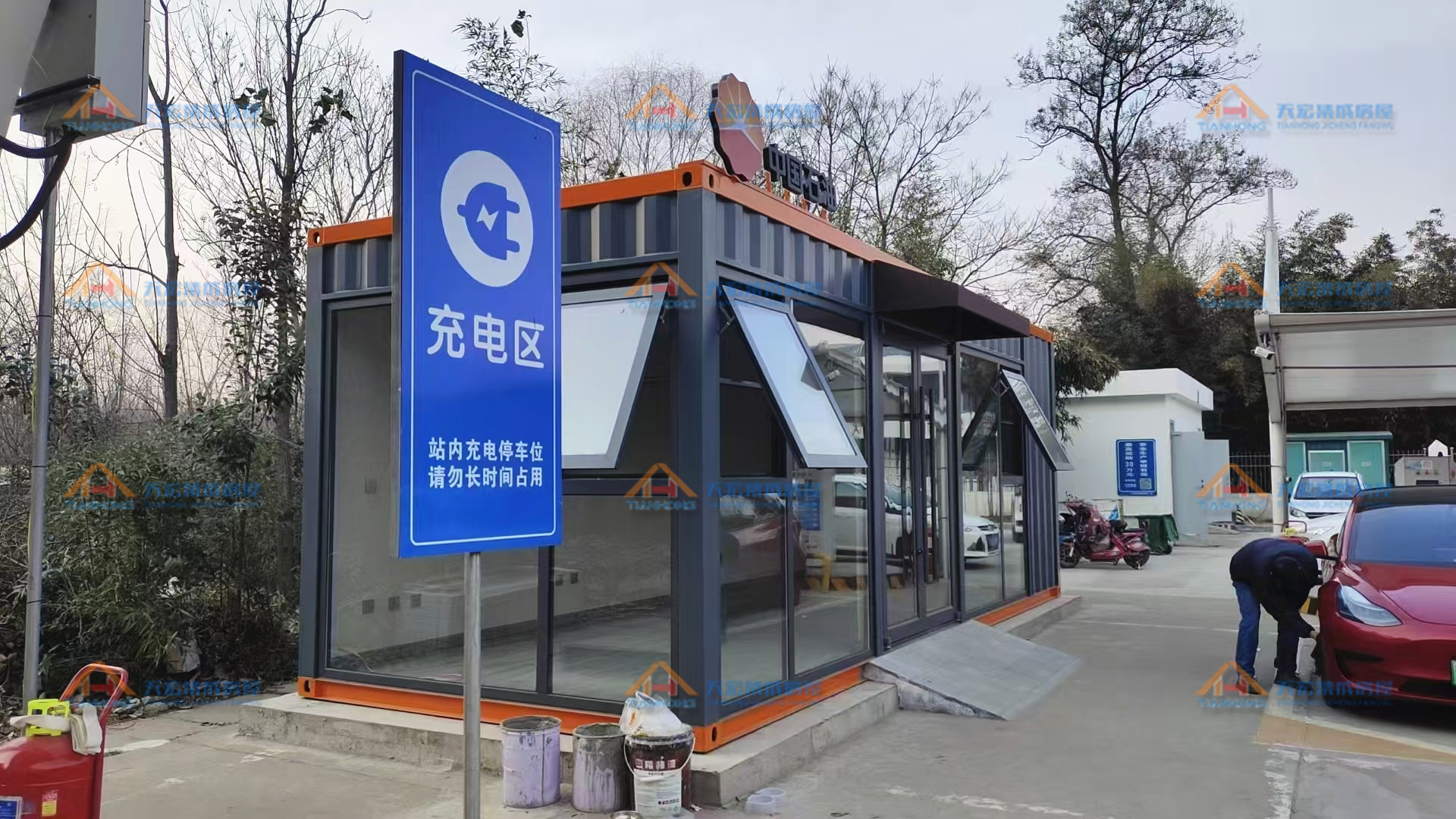 中油漯河集裝箱充電站休息室，集裝箱搭建的司